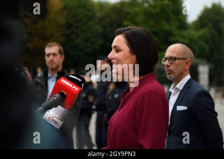 Vienna, Austria. 07th Ott 2021. Comunicato stampa di Elisabeth Köstinger, ministro federale dell'agricoltura, delle regioni e del turismo (ÖVP) davanti alla Cancelleria federale. Tema: Crisi del governo in Austria. Credit: Franz PERC / Alamy Live News Foto Stock