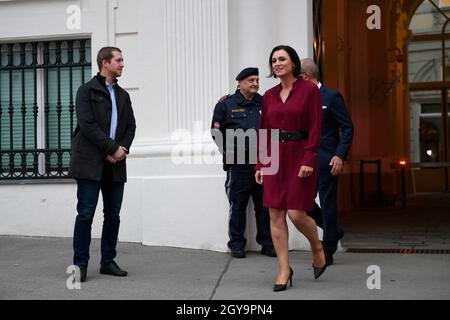 Vienna, Austria. 07th Ott 2021. Comunicato stampa di Elisabeth Köstinger, ministro federale dell'agricoltura, delle regioni e del turismo (ÖVP) davanti alla Cancelleria federale. Tema: Crisi del governo in Austria. Credit: Franz PERC / Alamy Live News Foto Stock