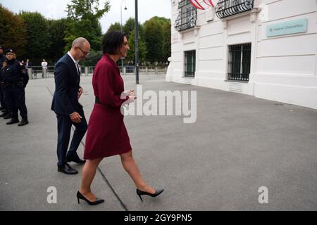 Vienna, Austria. 07th Ott 2021. Comunicato stampa di Elisabeth Köstinger, ministro federale dell'agricoltura, delle regioni e del turismo (ÖVP) davanti alla Cancelleria federale. Tema: Crisi del governo in Austria. Credit: Franz PERC / Alamy Live News Foto Stock