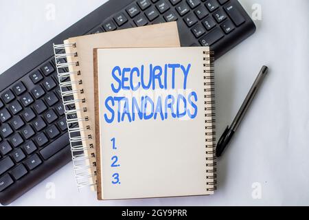 Ispirazione che mostra gli standard di sicurezza dei segni, Word per l'ambito delle funzioni di sicurezza e caratteristiche necessarie due notebook a spirale con linea comune con penna An Foto Stock