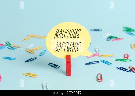 Segno di scrittura a mano malware, Business presentare il software che porta danni a un sistema di computer colorato forniture per ufficio Bright Workplace S Foto Stock