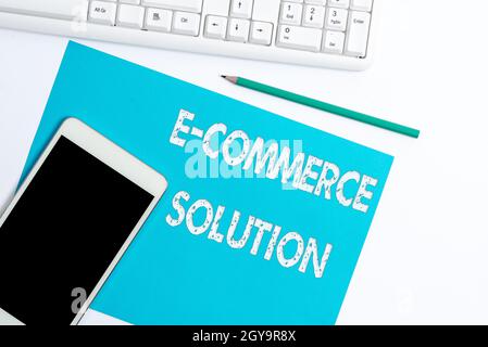 Segno di scrittura a mano e soluzione di commercio, parola per il software usato dal commercio nella vendita dei prodotti in linea visualizzazione di diverso colore Sticker Note organizzate Foto Stock