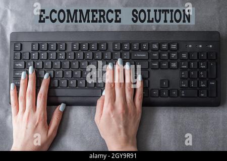 Firma di scrittura della mano e soluzione di commercio, software di idea di affari usato dal commercio nella vendita dei prodotti in linea Lady le mani che puntano il Keyboa del calcolatore di pressione Foto Stock