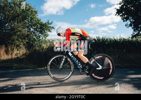 Atherstone, Regno Unito. 6 ottobre 2021 Tour in bicicletta delle donne, fase 3. Time Trial individuale; da Atherstone ad Atherstone. Natalie Grinczer. Credit: Action Plus Sports Images/Alamy Live News Foto Stock