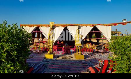 Egitto, Sharm El Sheikh - 20 giugno 2019: Ristorante tradizionale egiziano, caffetteria. Caffè in stile orientale con mobili e decor orientale, Egitto. Foto Stock