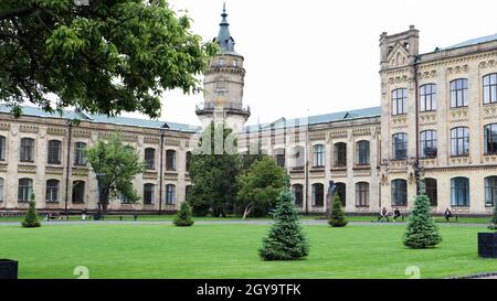 Ucraina, Kiev - 2 giugno 2020. Istituto Politecnico di Kiev in estate. Vista dell'Università tecnica Nazionale di Ucraina Foto Stock