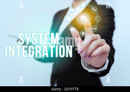 Titolo concettuale integrazione del sistema, processo fotografico concettuale per riunire il sottosistema componente Donna in uniforme trasporto Telefono e Tappi Foto Stock