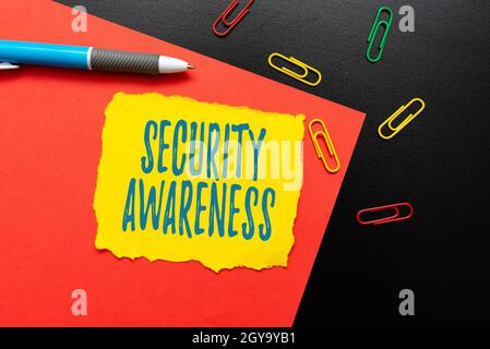 Scrittura visualizzazione di testo consapevolezza della sicurezza, concetto che significa educare i dipendenti sulla sicurezza del computer pensare nuove idee brillanti rinnovare Creativ Foto Stock