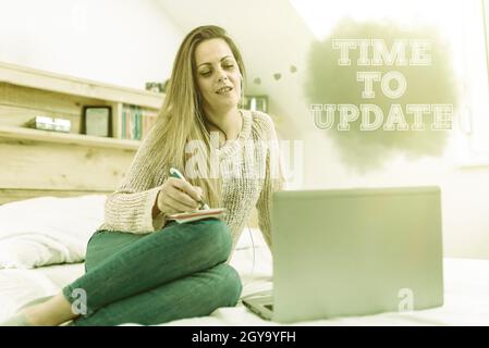 Segno di testo che mostra Time to Update, aggiornamento del software di Business Concept System per migliorare o compatibilità navigazione Internet casuale, studente ricercatore Foto Stock