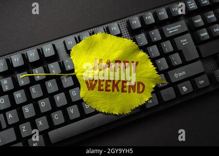 Didascalia di testo che presenta Happy Weekend, concetto che significa allegro tempo di riposo giorno di nessun lavoro d'ufficio che passa vacanze editing e ridigitare Report ortografia Foto Stock