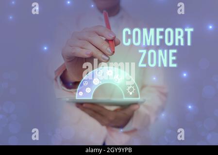 Testo che mostra ispirazione Comfort zone, Internet Concept UNA situazione in cui ci si sente sicuri o a proprio agio hanno Control Lady in uniforme tenendo penna Telefono Sho Foto Stock