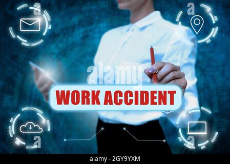 Scrittura visualizzazione di testo lavoro incidente, Business concetto errore infortunio accaduto nel posto di lavoro ottenere ferito Lady in uniforme tenuta Tablet in mano V Foto Stock