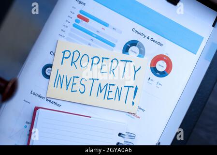 Segno che mostra investimento di proprietà, bene di vetrina di affari acquistato e tenuto principalmente per il suo reddito futuro pensando nuove idee brillanti rinnovando Cre Foto Stock