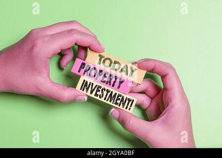 Ispirazione mostrando segno investimenti immobiliari, Business Approach Asset acquistato e detenuto principalmente per il suo futuro reddito Brainstorming problemi e così Foto Stock