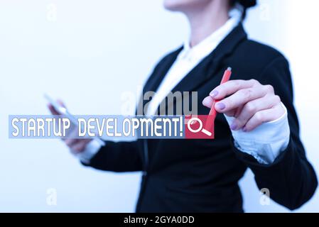 Scrittura visualizzazione di testo Startup Development, Business Showcase sviluppare e convalidare in modo efficiente un modello di business scalabile presentando una nuova idea tecnologica Foto Stock