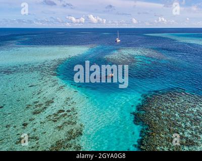 Vista aerea del catamarano sul mare, Maldive Foto Stock