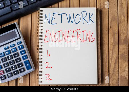 Firma che mostra Network Engineering, Business Approach professionista che ha le competenze per supervedere il netto bianco Open Spiral notebook con Calcolatrice K. Foto Stock