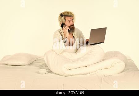 Comunicazione online. Lavoro da casa. Laptop Hipster Work. Processo remoto. Shopping online. I dispositivi elettronici emettono luce blu artificiale che può Foto Stock