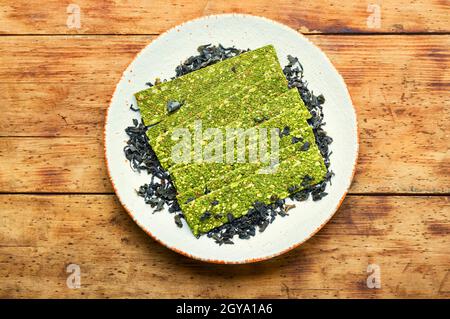 Multi snack di pesce da kelp e spirulina. Schegge di alghe. Cibo vegano. Foto Stock