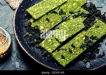 Multi snack di pesce da kelp e spirulina. Schegge di alghe. Vegan food.Complex di vitamine e minerali Foto Stock
