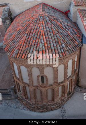Mudejar abside della Chiesa di nostra Signora dell'Assunzione a Galisteo, bella città murata dalla Valle dell'Alagona, Estremadura, Spagna Foto Stock