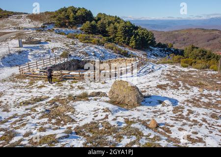 Visitatore osservando una vecchia trappola Corral de Lobos o Lupi. La Garganta, Extremadura, Spagna Foto Stock