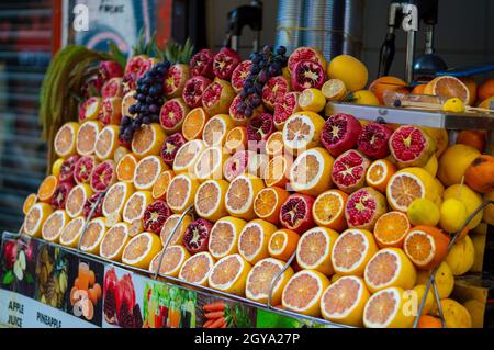 Istanbul Turchia Settembre 05 2021 Commercio tradizionale di frutta Foto Stock