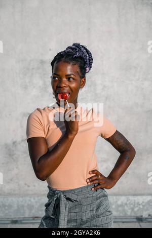 donna nera in posa orgogliosa di un lecca lecca Foto Stock