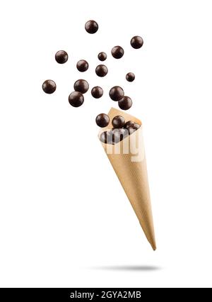 Praline di cioccolato in cono di carta su sfondo bianco. Foto Stock