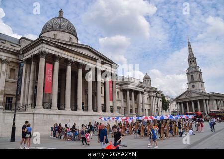 The National Gallery's Sketch on the Square, un programma di arte all'aperto gratuito con 30 cavalletti a Trafalgar Square per persone di tutte le età, per disegnare, dipingere o prendere lezioni d'arte. Londra, Regno Unito. 4 agosto 2021. Foto Stock