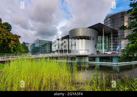 Dresda: Gläserne Manufaktur (fabbrica trasparente) di Volkswagen in , Sachsen, Sassonia, Germania Foto Stock