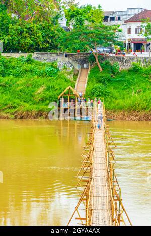 Luang Prabang Laos 21. Novembre 2018 tutto l'anno costruzione di Bamboo Bridge Gate sul fiume Mekong in Luang Prabang Laos. Foto Stock