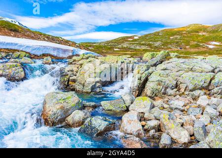 Splendido fiume Storebottane vicino al lago vavatn con neve nel paesaggio estivo in Norvegia Hemsedal. Foto Stock