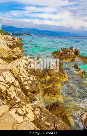 Meravigliosa spiaggia e passeggiata turchese e rocciosa a Novi Vinodolski Croazia. Foto Stock