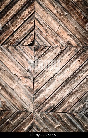 Primo piano astratto geometrico di legno naturale invecchiato e rurale rustico superficie di legno riciclata meteorologica tavole costruite in linee creative, decorative, vecchio v Foto Stock