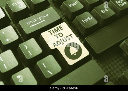 Scrivere a mano segno tempo per regolare, approccio aziendale che apporta modifiche necessarie o desiderabili alla digitazione corrispondente nuovo contenuto del blog, scrittura filmato SCR Foto Stock