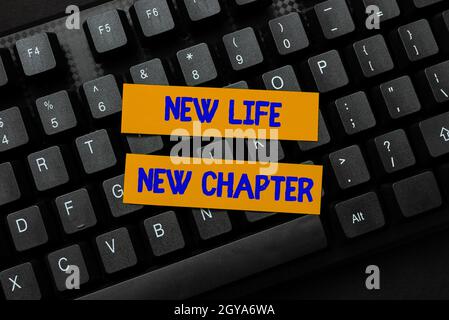 Scrittura visualizzazione del testo nuovo capitolo vita, panoramica aziendale Modifica del marchio o delle opportunità di cambiamento di business in connessione con gli amici online, Foto Stock
