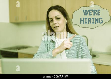 Didascalia di testo Presentazione di We Re Hiring, Word scritto sul processo di revisione delle domande e la ricerca di candidati astratto lavorando a casa idee, Interio Foto Stock