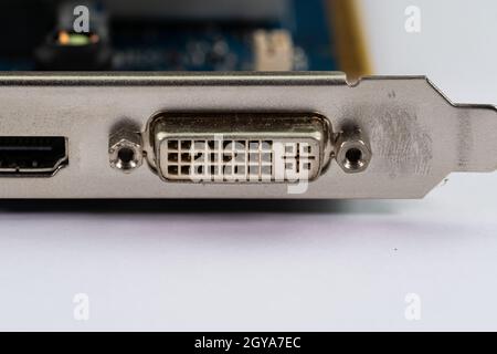 porte posteriori vgi di un pc su piano bianco Foto Stock