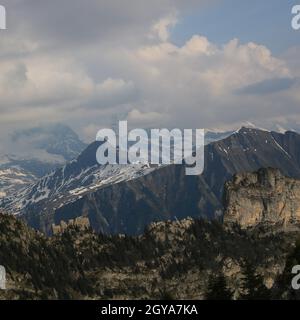 Montagne viste da un luogo tra Schynige Platte e Monte Faulhorn. Maenlichen, Tschuggen e Lauberhorn. Foto Stock