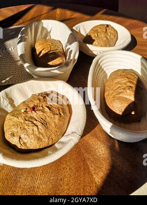 Quattro cesti di rotan con pasta per pane senza glutine Foto Stock