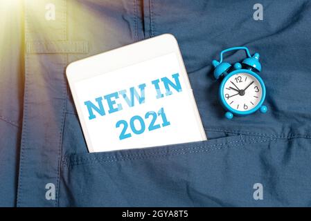 Cartello di testo che mostra nuovo nel 2021, Business Concept ciò che si aspetta o nuova creazione per l'anno 2020 pensare nuove idee luminose rinnovare la creatività Foto Stock