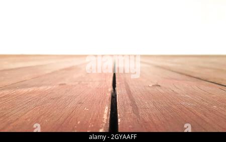Tavola vuota di legno di fronte ad uno sfondo bianco. Brown Wood Perspective - può essere usato per mostrare o assemblare i vostri prodotti. Scegli i demoni Foto Stock