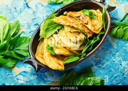 Torta di impasto azzimo ripiena di erbe fresche. Qutabs o kutab. Cibo Azeyrbajan Foto Stock