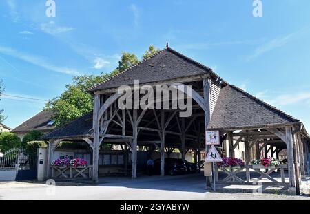 La vecchia sala del mercato a Lesmont nel dipartimento dell'Aube nella Francia nord-centrale Foto Stock