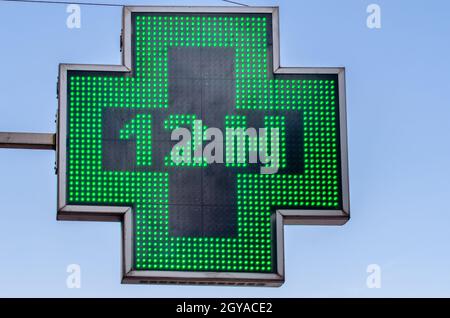 Farmacia indicata da una croce verde Foto Stock