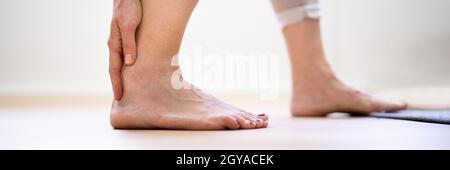 Dolore alla tendinite di Achille. Tendon del tallone e lesione della caviglia Foto Stock