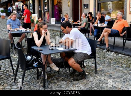 Coppia che gioca a scacchi all'esterno caffè ristorante Bellagio, Lago di Como Foto Stock