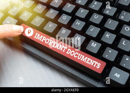 Scrittura visualizzazione testo documenti importanti, foto concettuale più documenti ufficiali con scrittura su di essi Scrittura Ricerca Online Text Analysis Foto Stock