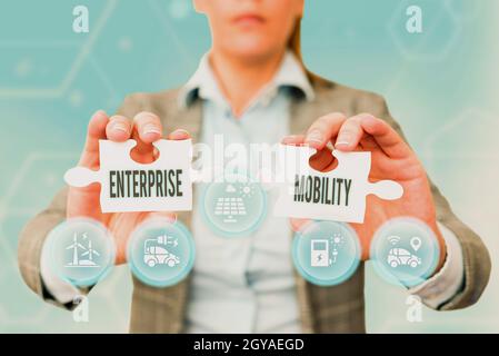 Scrittura di testo visualizzazione Enterprise Mobility, Business Showcase dipendenti fare lavori in remoto utilizzando un dispositivo mobile Business Woman Holding Jigsaw Puzzle Foto Stock